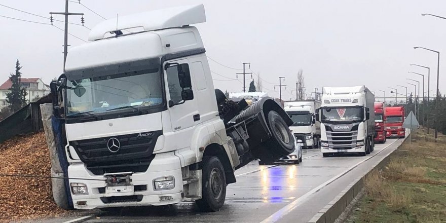 Tırın dorsesi devrildi, çevreyolu trafiğe kapatıldı