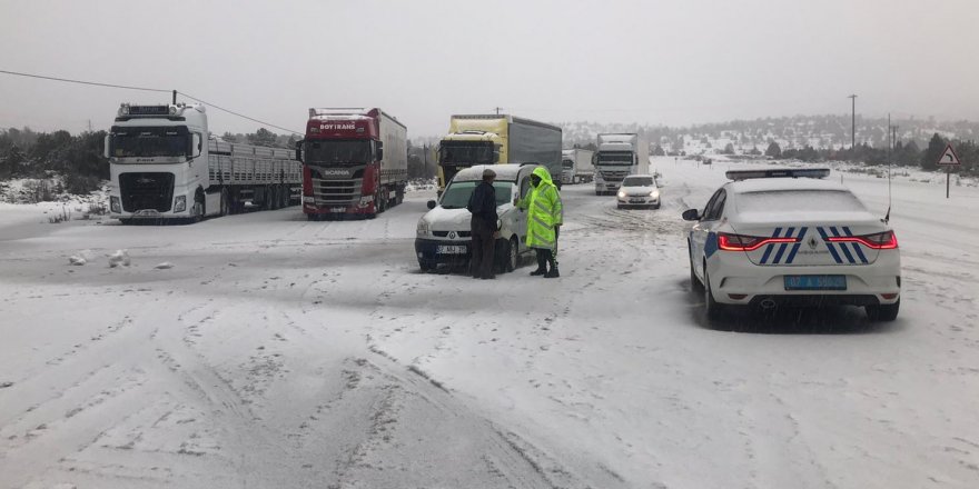 Kar yağışının etkili olduğu Antalya-Konya karayolunda tırların bekleyişi sürüyor