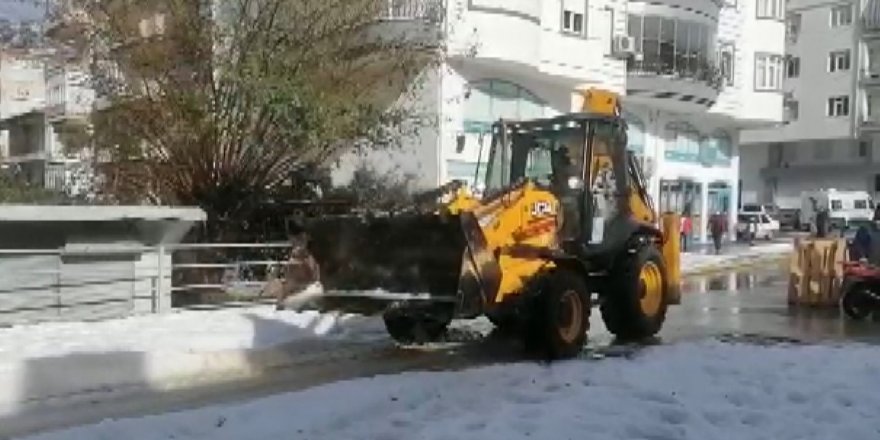 Manavgat’ta dolu yağışı sonrası kapanan yol ulaşıma açıldı