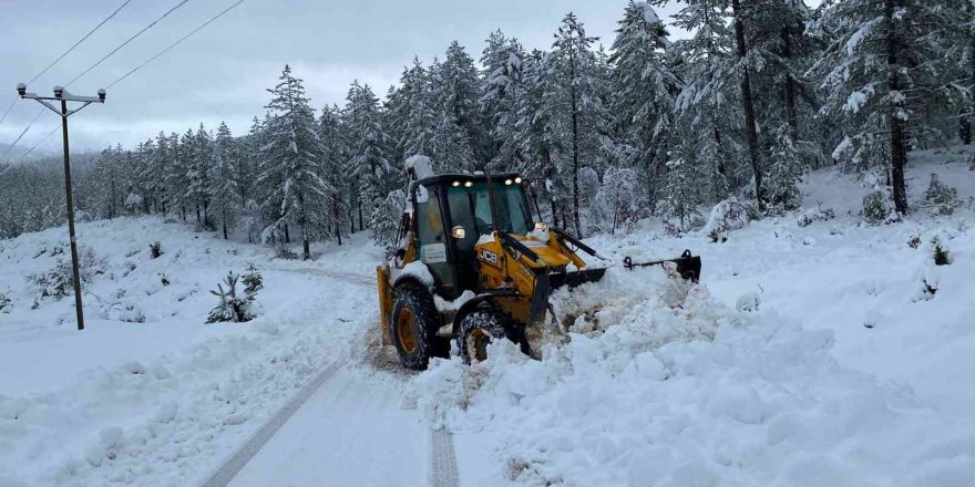 Akseki’de 12 mahallede kar yağışı önlemi