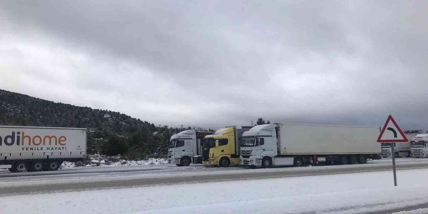 Antalya’dan sebze meyve yükleyip yola çıkan tırların bekleyişi sürüyor