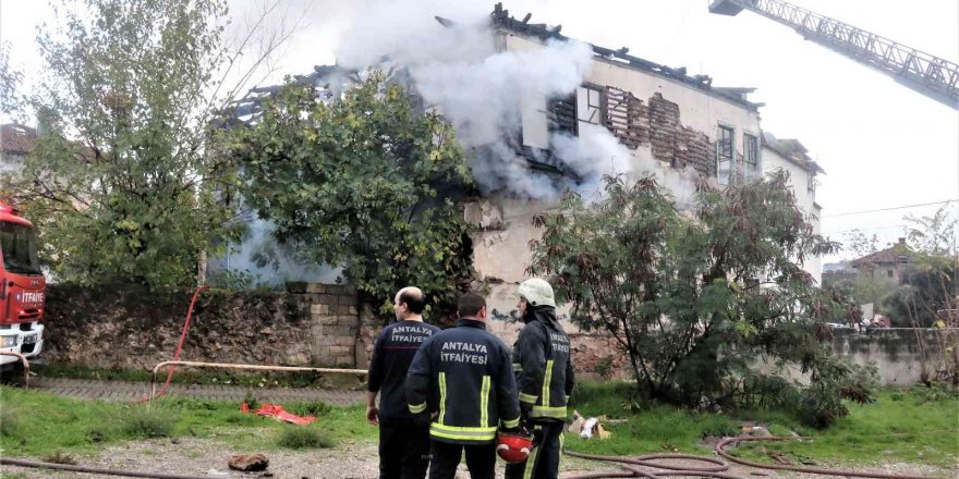 Asırlık metruk bina alev alev yandı, vatandaş isyan etti