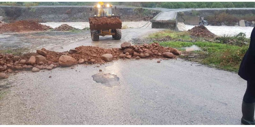 Hatay’da şiddetli yağmurda köprü yıkıldı, tekne alabora oldu