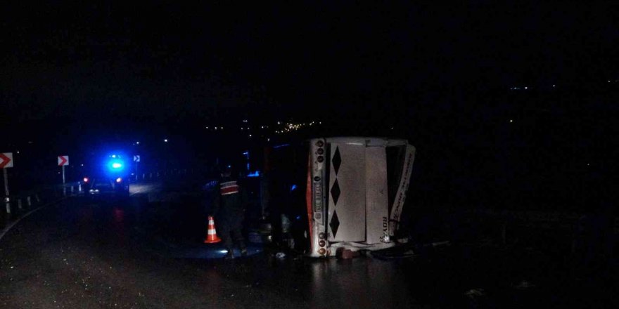 Mersin’de midibüs devrildi: 4 yaralı