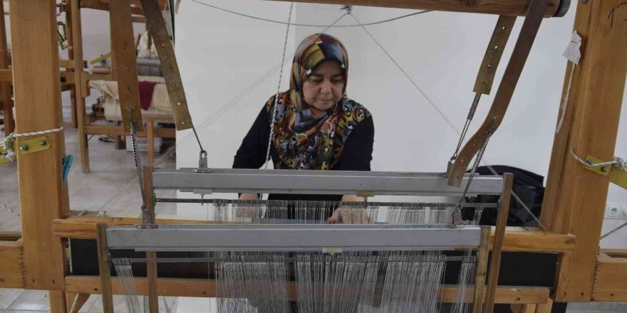 Burdurlu kadınlar 300 yıllık Alaca dokumayı ilmek ilmek dokuyarak yaşatıyor