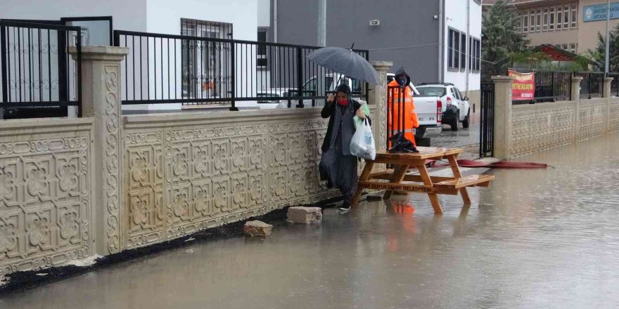 Okulun sokağını su bastı