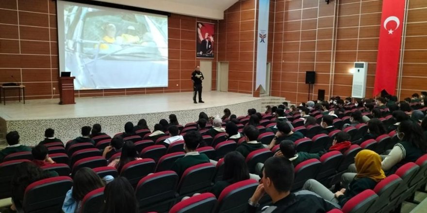 Mersin’de lise öğrencilerine trafik eğitimi