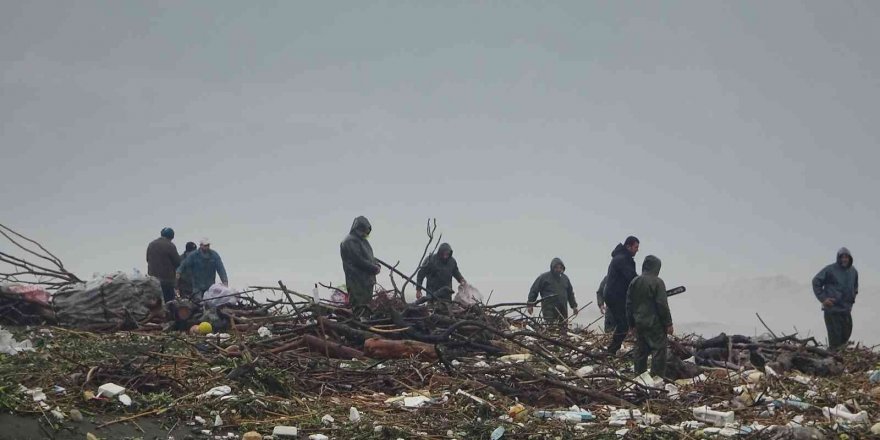 Asi Nehri taştı, bahçeleri bastı