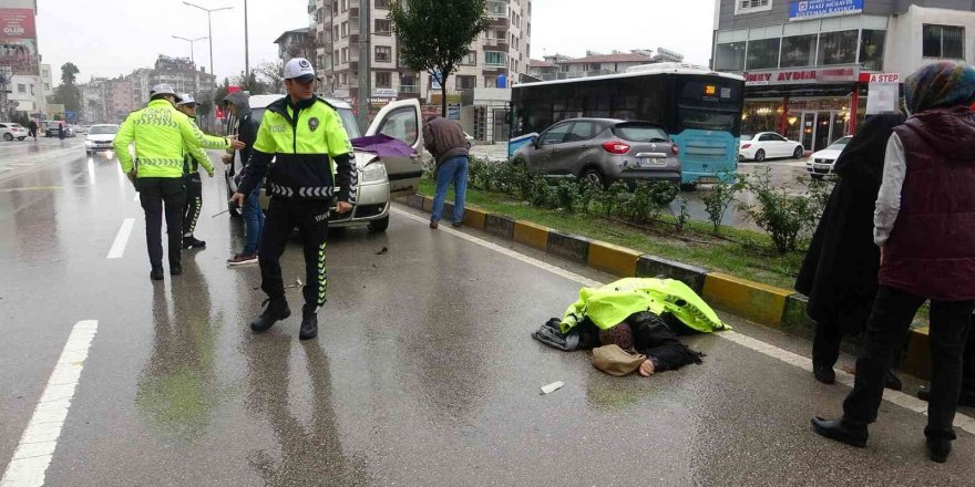 Otomobilin çarptığı yaşlı kadın metrelerce savruldu