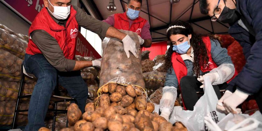 Mersin’de dar gelirli ailelere patates ve soğan desteği