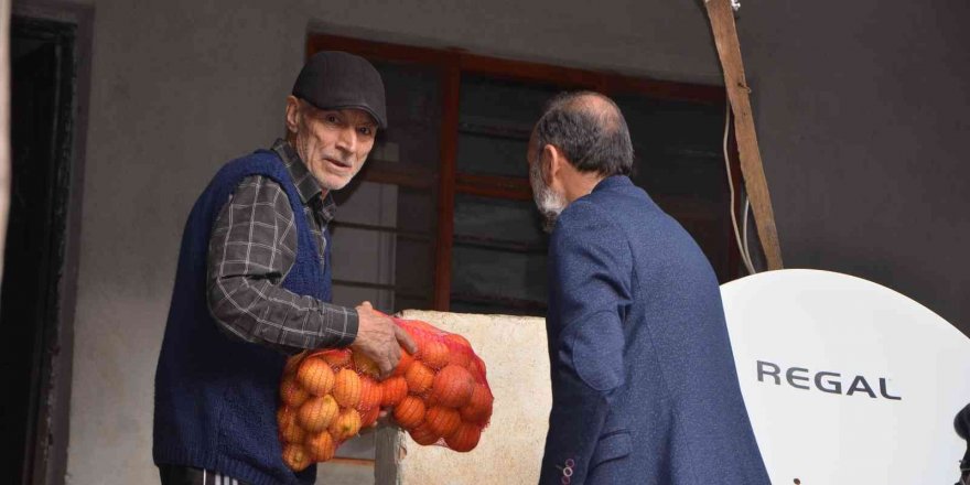 Köylülere narenciye dağıtıldı