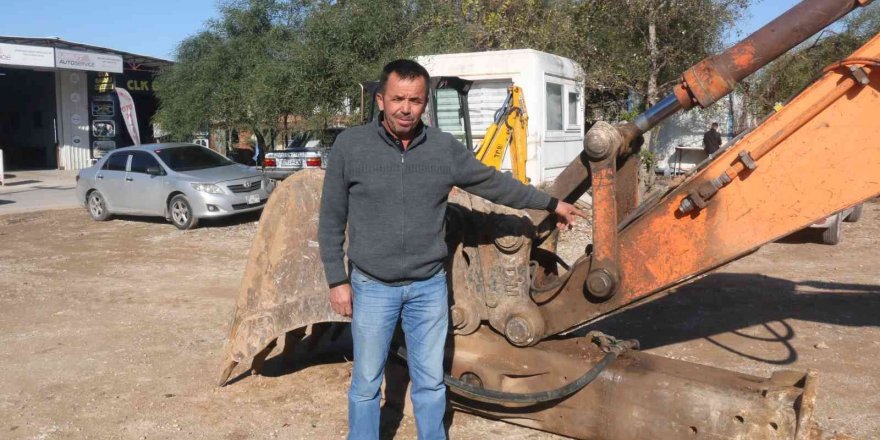 Antalya’da elektrikli scooterin sürekli iş makinesine kilitlenmesi sahibini isyan ettirdi