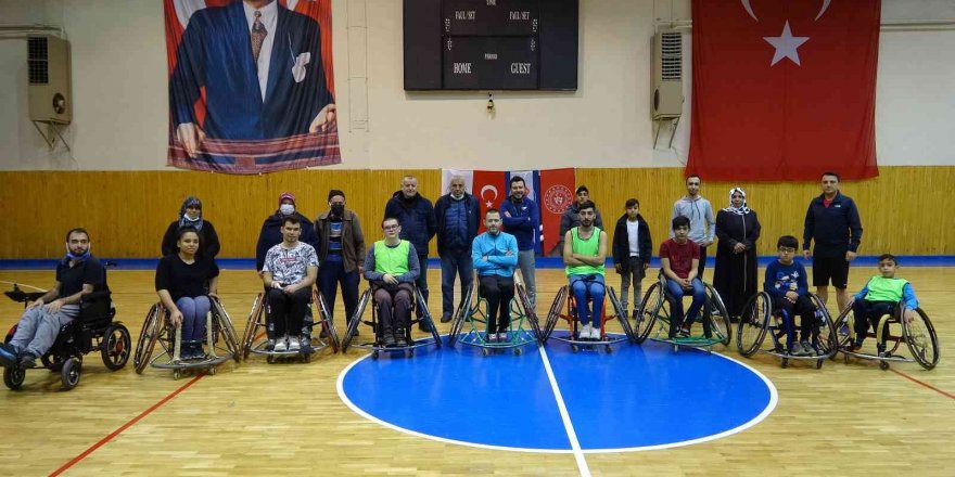 Engelleri basketbol oynayarak aşıyorlar