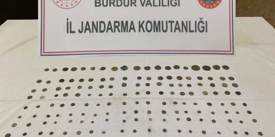 Jandarma durdurduğu araçta 175 parça tarihi eser buldu