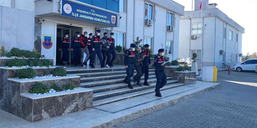 Antalya’da yakalama kararı bulunan 2 kişi tutuklandı