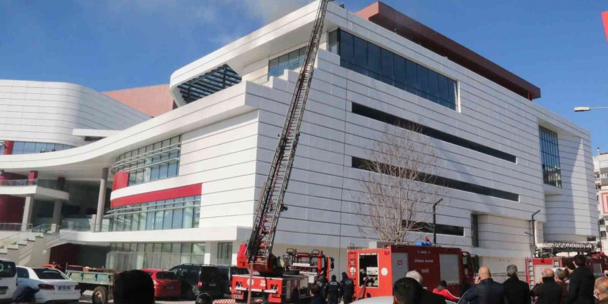 İnşaat halindeki iş merkezinin çatısındaki yangın korkuttu, vatandaşlar balkonlara koştu