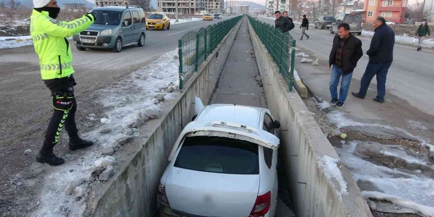 Araçla çarpışan otomobil sulama kanalına uçtu: 2 yaralı