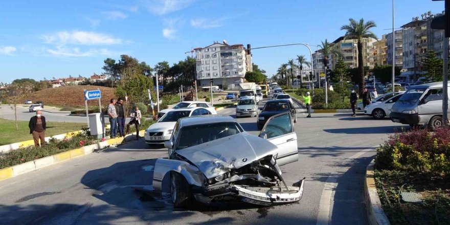 Antalya’da kırmızı ışık ihlali kaza getirdi: 2 yaralı