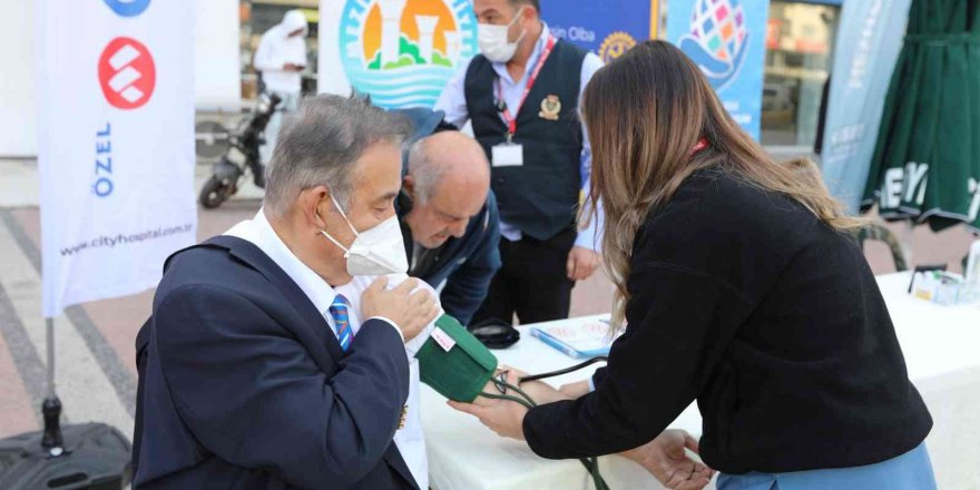 Mezitli Belediyesi, vatandaşlara tansiyon ve şeker ölçümü yaptı