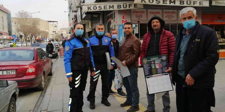 Polis ekipleri vatandaşa uyarıcı bilgilerin yer aldığı takvim dağıttı