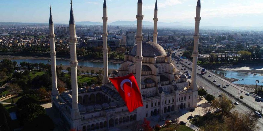 Türkiye’nin en büyük ilk Türk bayrağı Merkez Camisi’ne asıldı