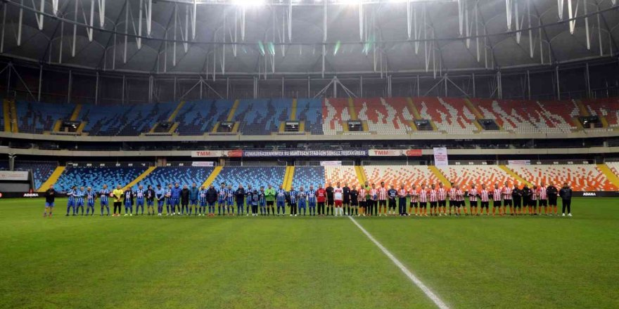 Adanaspor ve Adana Demirspor’un eski futbolcuları ’Şöhretler Karması’ maçında karşılaştı