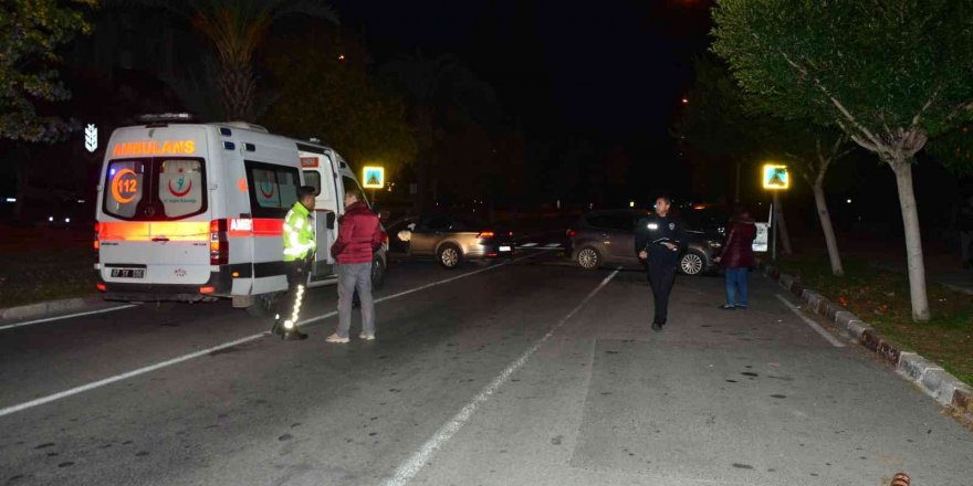 Direksiyon hakimiyetini kaybetti, park halindeki araçlara çarptı: 1 yaralı