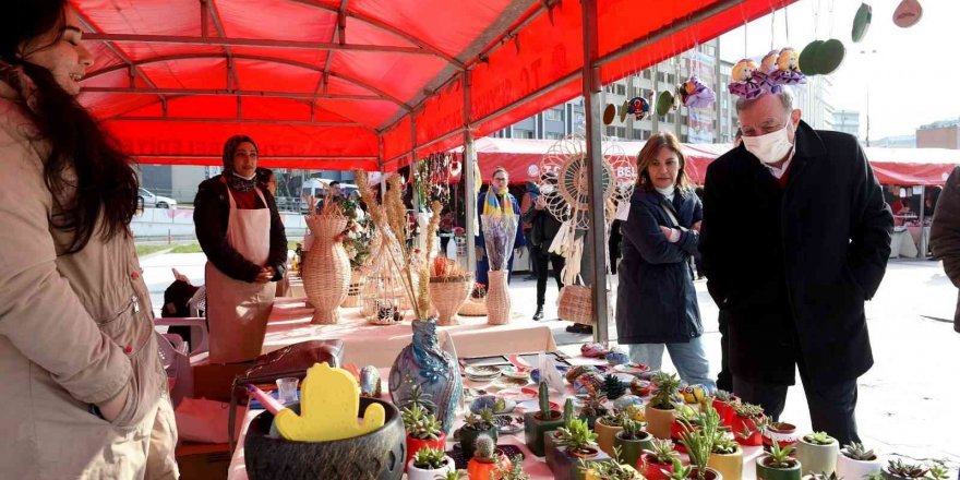 Yeni yıl hediyeleri üreten kadınlardan