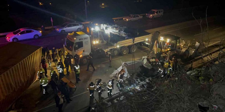 Freni patlayan tır bir evin bahçe duvarını yıkıp on metreden yola devrildi: 2 yaralı