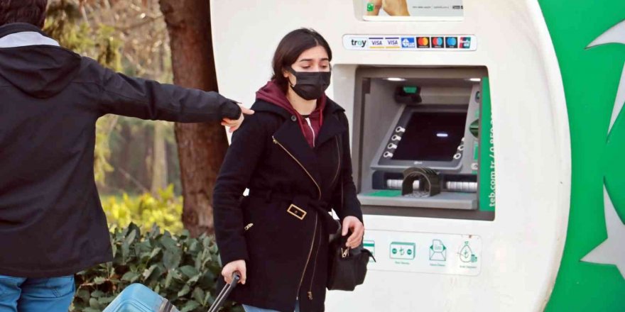 Üniversiteli genç kızın taşıyamadığı için kaldırımda bıraktığı valiz, polisi alarma geçirdi