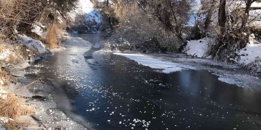 Tufanbeyli’de Göksu Irmağı buz tuttu