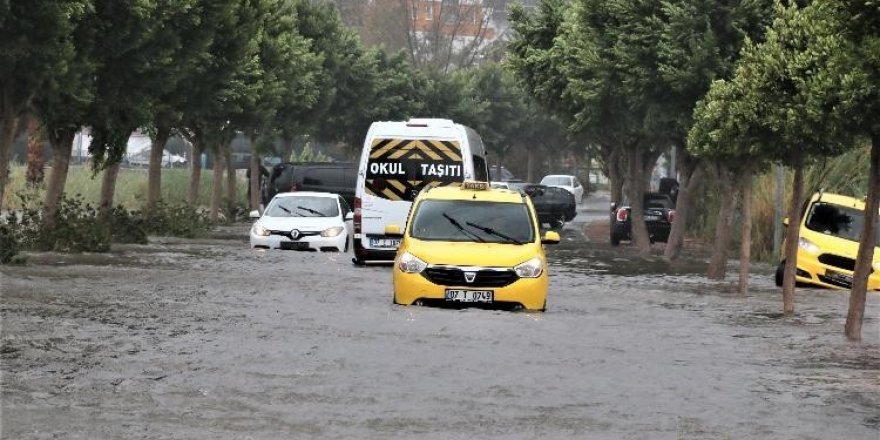 Meteoroloji’nin ‘kırmızı’ kodlu uyardığı Antalya’da 3 ilçede okullar tatil edildi