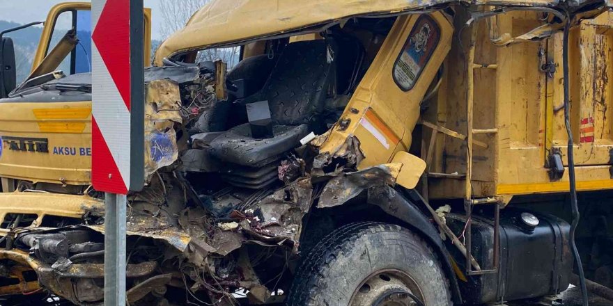 Antalya’da kamyon tırla çarpıştı: 1 ölü