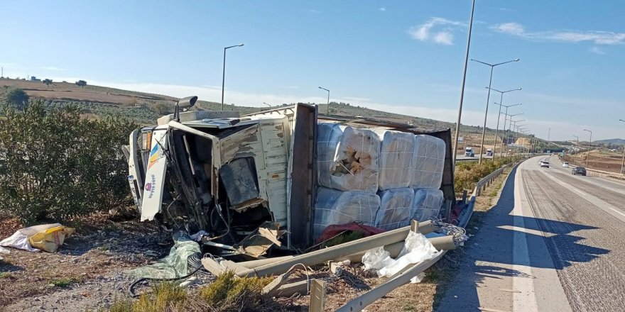 Devrilen kamyonun sürücüsü yaralandı