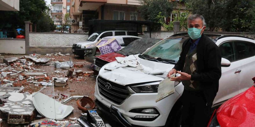 Antalya’da uçan çatı duvarı 4 aracın üzerine düşerek ortalığı savaş alanına çevirdi