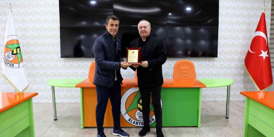 Alanyaspor ile yollarını ayıran Bülent Korkmaz’a plaket