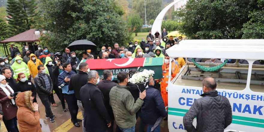 Trafik kazasında hayatını kaybeden belediye işçisi son yolculuğuna uğurlandı