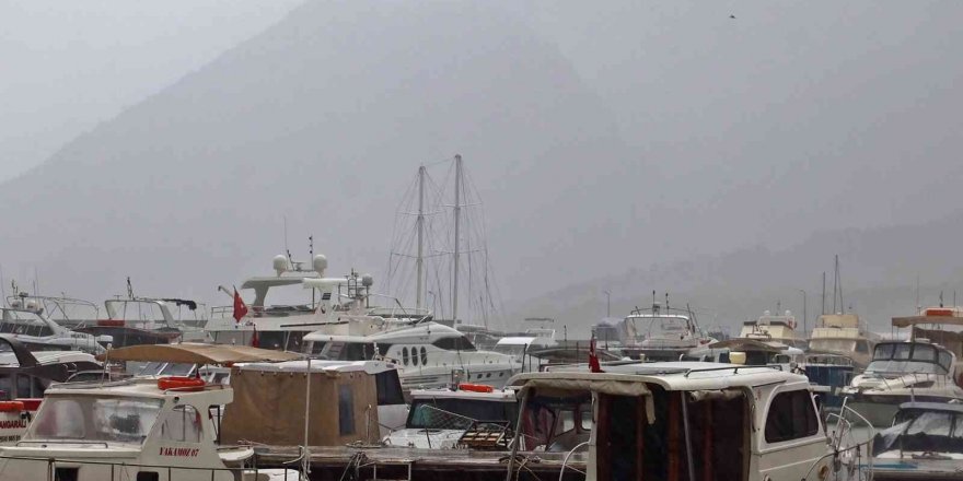 Antalya’da yağıştan dolayı iki tekne battı, balıkçılar ekmek teknelerinde nöbet tutmaya başladı