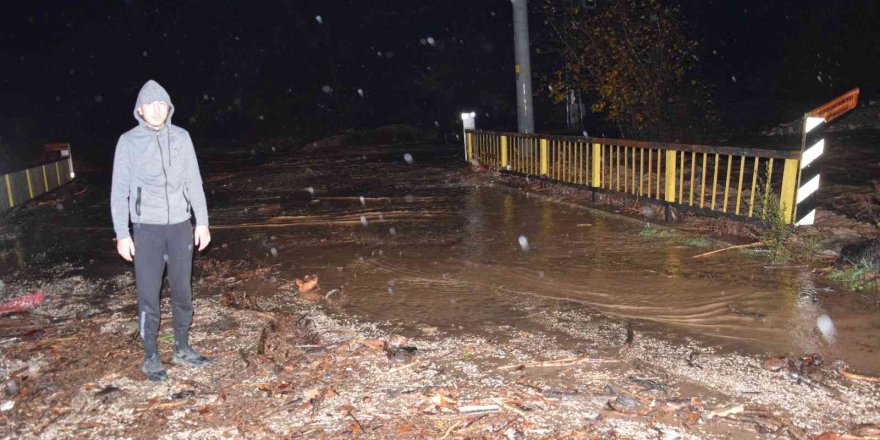 Antalya’da sel suları köprüleri aştı, iki mahalleye ulaşım kapatıldı