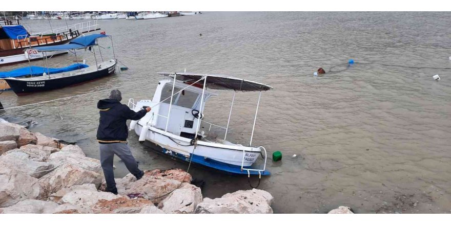 Kırmızı Kod ile uyarılan Finike’de tekne battı