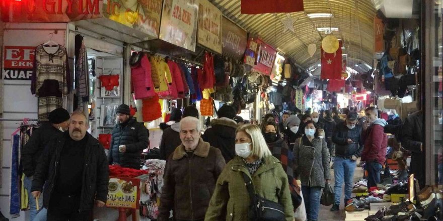 Tarihi Uzun Çarşı’da yeni yıl yoğunluğu yaşanıyor