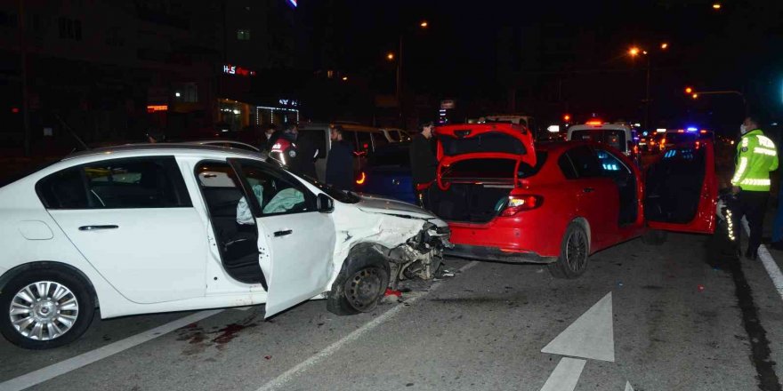 Antalya’da 5 aracın karıştığı zincirleme kaza: 2 yaralı