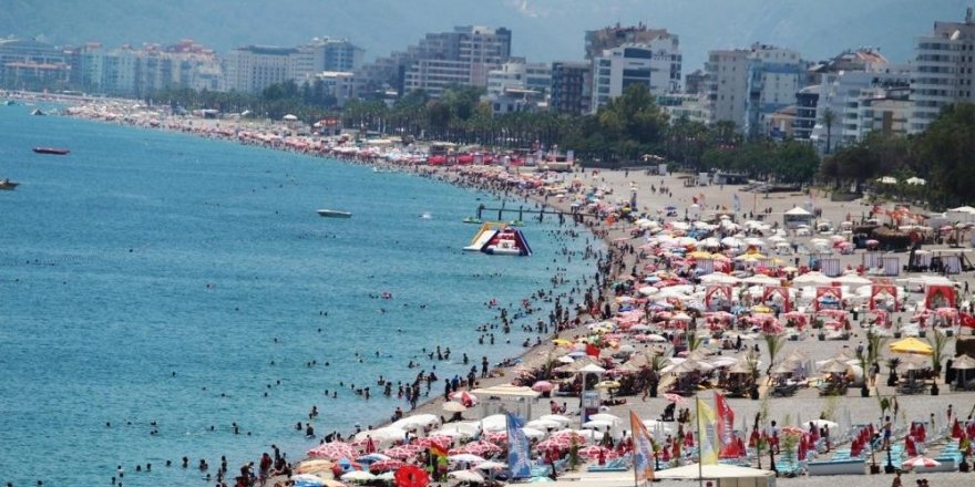 2021 yılını 9 milyonu aşkın turistle tamamlayan Antalya’ya en çok turist Rusya’dan geldi