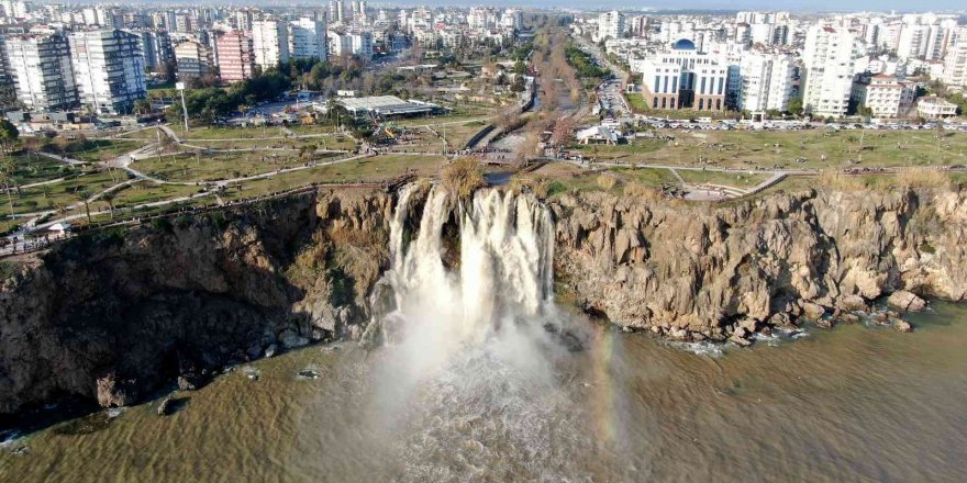 Dünyaca ünlü şelale fırtına sonrası adeta çamur çağladı, görenler fotoğraf yarışına girdi