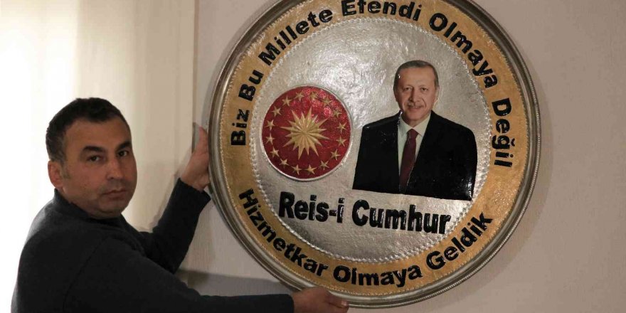 Cumhurbaşkanı Erdoğan’a üzerinde portresi bulunan bakır tepsiyi hediye etmek istiyor