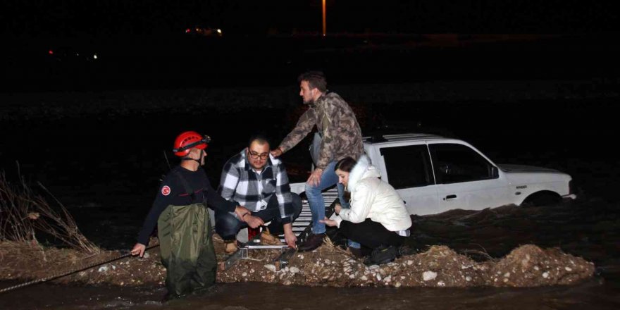 Kamyonet akıntılı Boğaçayı’na düştü, mahsur kalan 3 kişi botla kurtarıldı