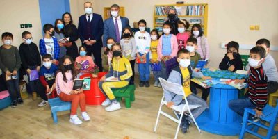 Öğrenciler yaptı... Doğanın içindeki okula geri dönüşümle kütüphane kuruldu