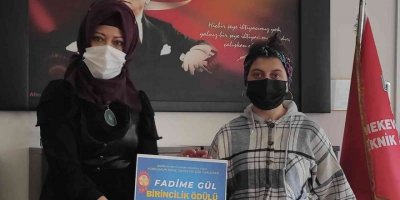 Burdurlu lise öğrencisi şiir yarışmasında birinci oldu