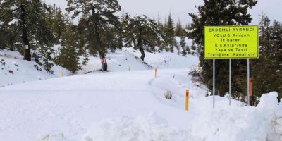 Yaz şehri Mersin’de 2022’nin ilk karı yolları kapattı