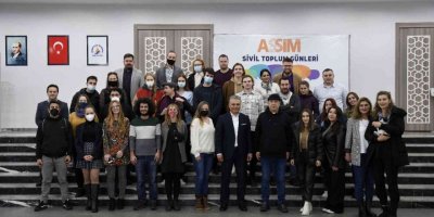 Erasmus programı ile Antalya’ya gelen gençler, şehrin temizliğine dikkat çekti